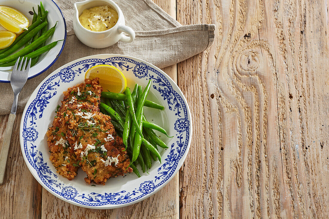 Pork schnitzel with horseradish crust and green beans