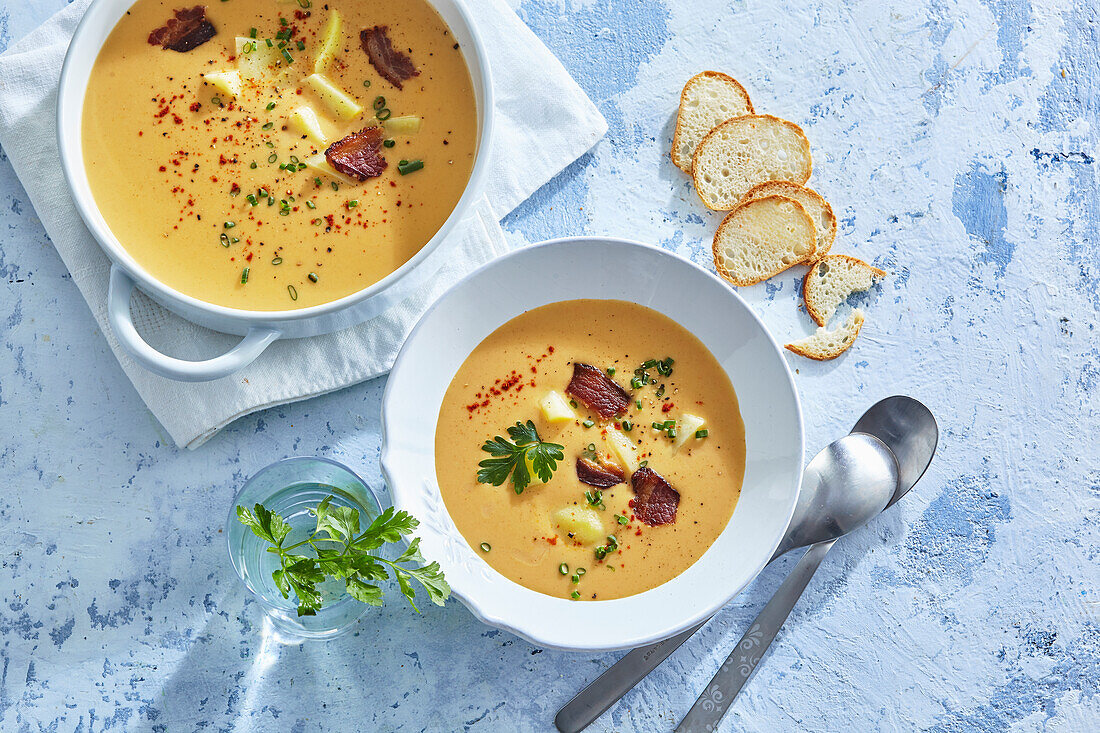 Slowakische Kartoffelsuppe mit Bryndza-Käse und Speck