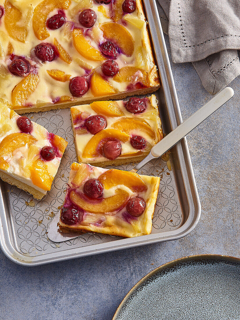 Blechkuchen mit Quark und Früchten