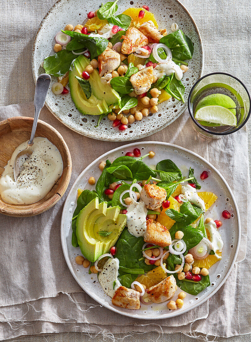 Fruchtiger Salat mit Kichererbsen, Hähnchen und Avocado