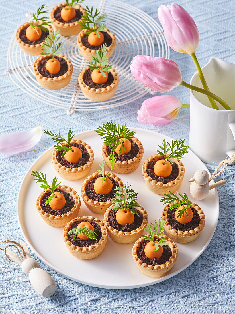 Mini tarts with chocolate filling and marzipan carrots