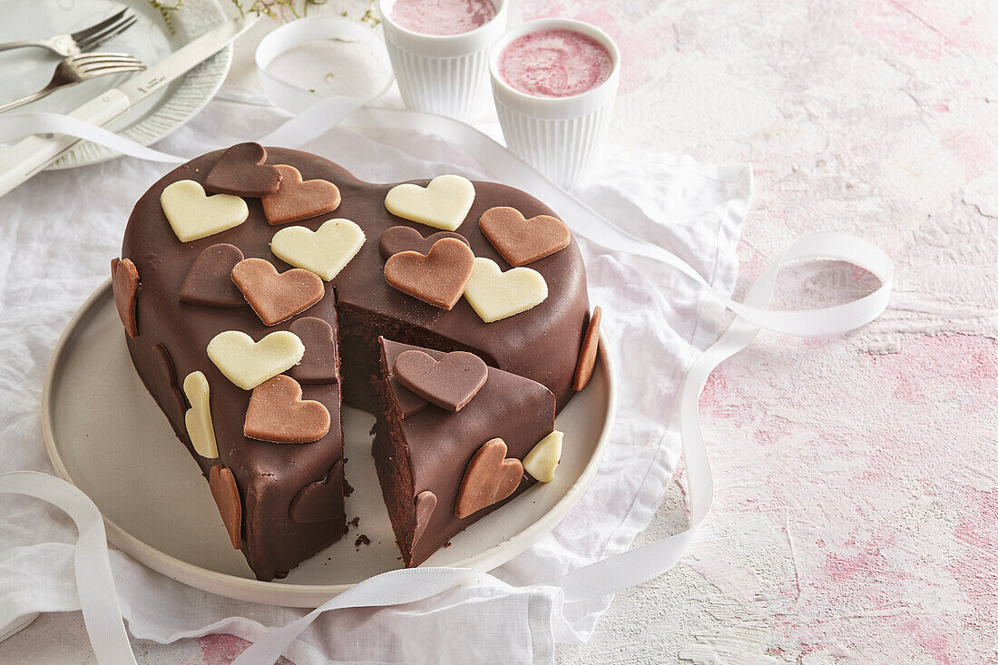 Kuchen in Herzform mit Marzipanherzen