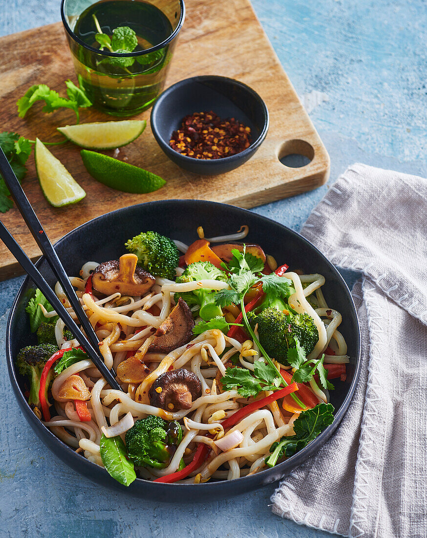 Thai-Udon-Nudeln mit Shiitake und Gemüse