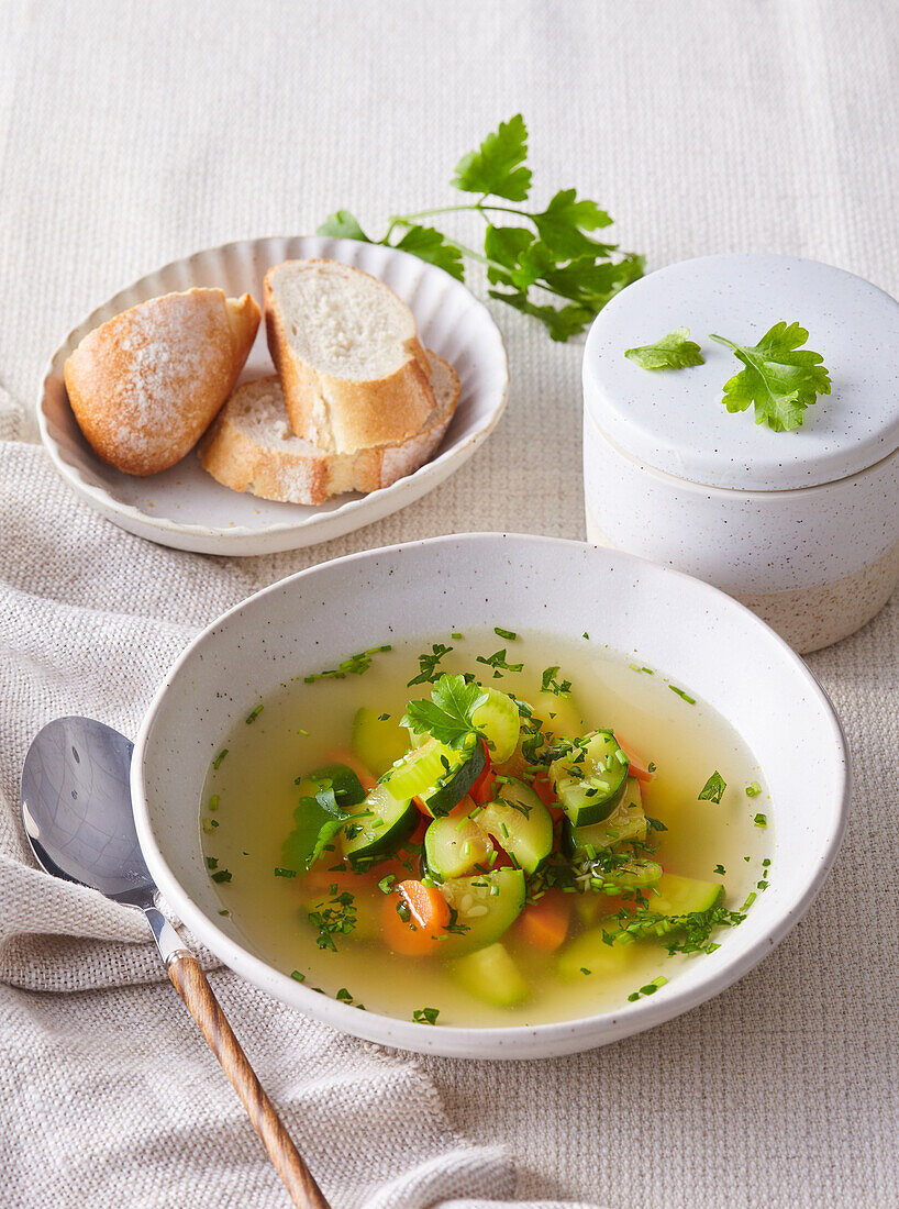 Gemüsesuppe mit Kräutern