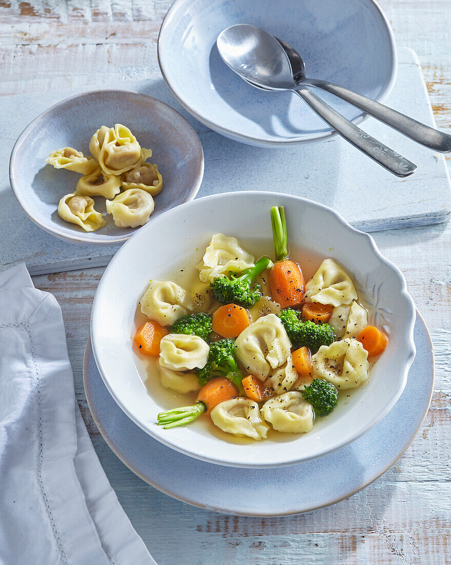 Vegetable broth with tortellini, broccoli and carrots