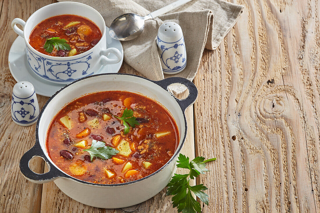 Gulaschsuppe mit Schweinefleisch, Kartoffeln und Bohnen