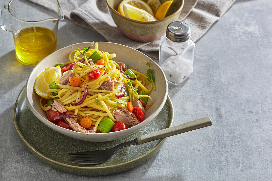 Linguine with tuna, tomatoes and vegetables