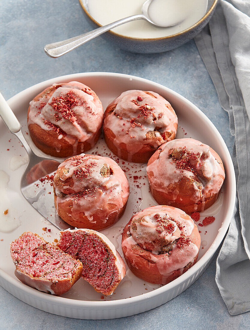 Red Velvet Zimtschnecken mit Zuckerguss