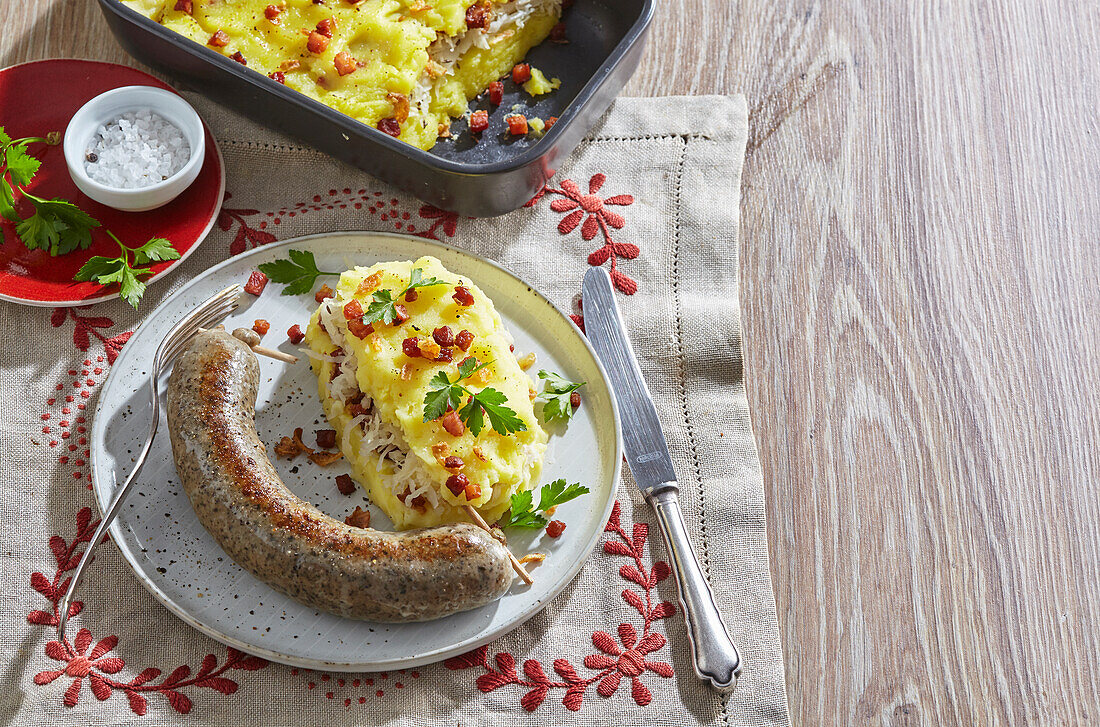 Bratwurst mit Kartoffel-Sauerkraut-Gratin