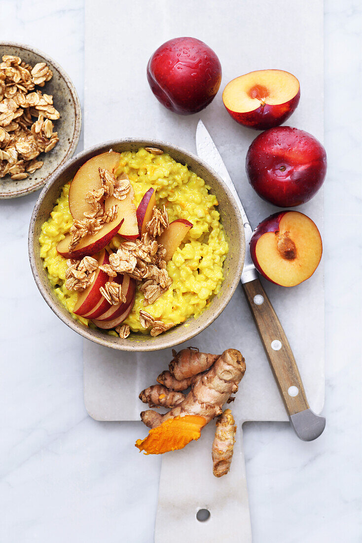 Kurkuma-Porridge mit Pflaumen und Granola