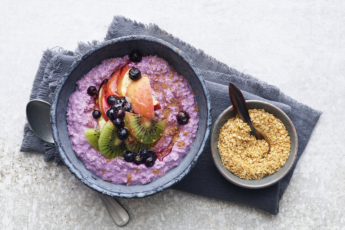 Blaubeer-Leinsamen-Joghurt mit Früchten und Haferflocken