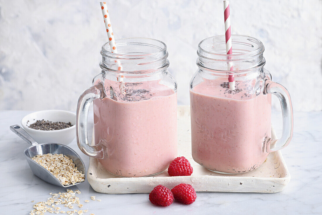 Raspberry smoothie with chia and oat flakes