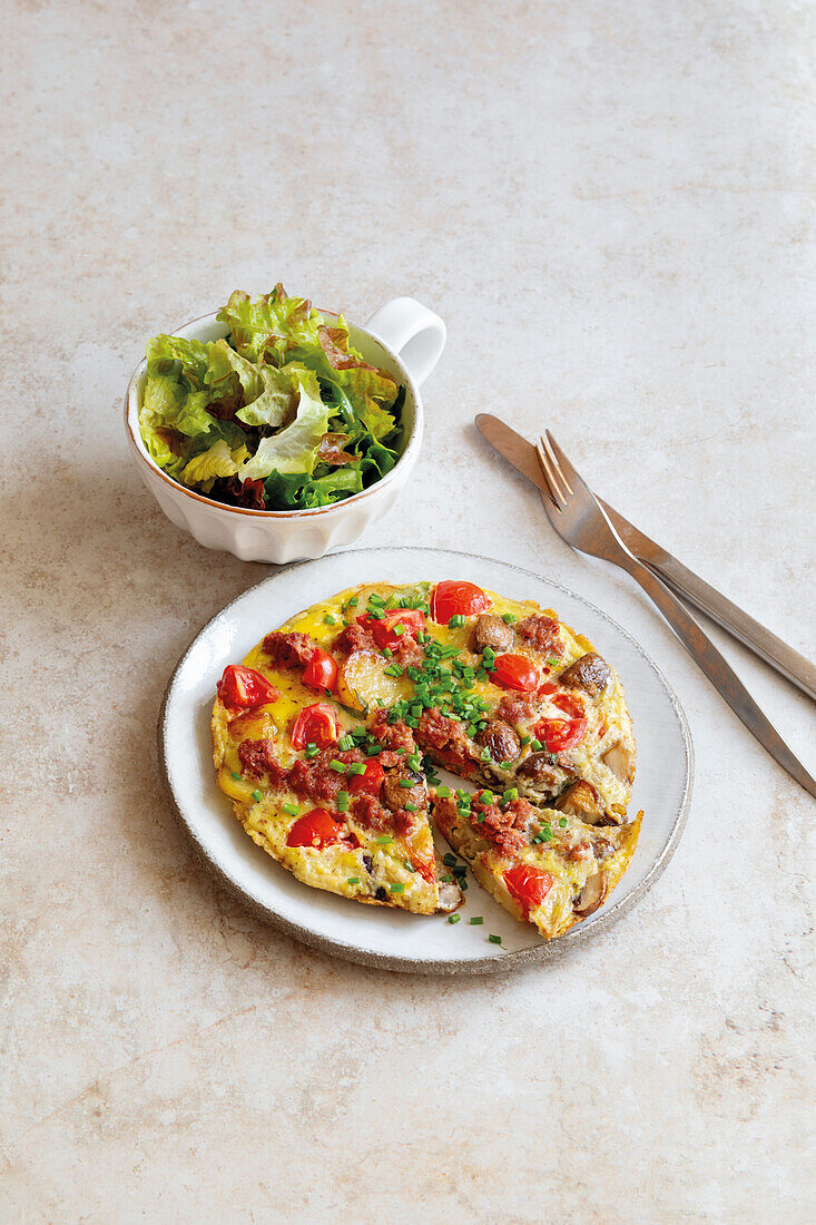 Bauernomelett mit Tomaten und Salat