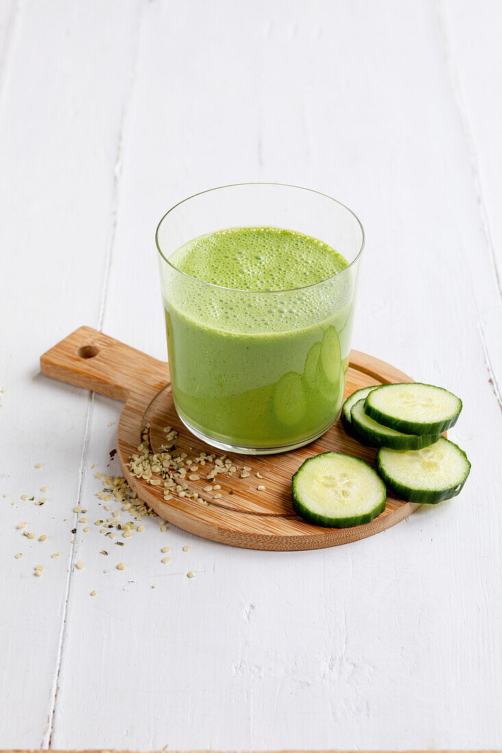 Grüner Smoothie mit frischen Gurkenscheiben