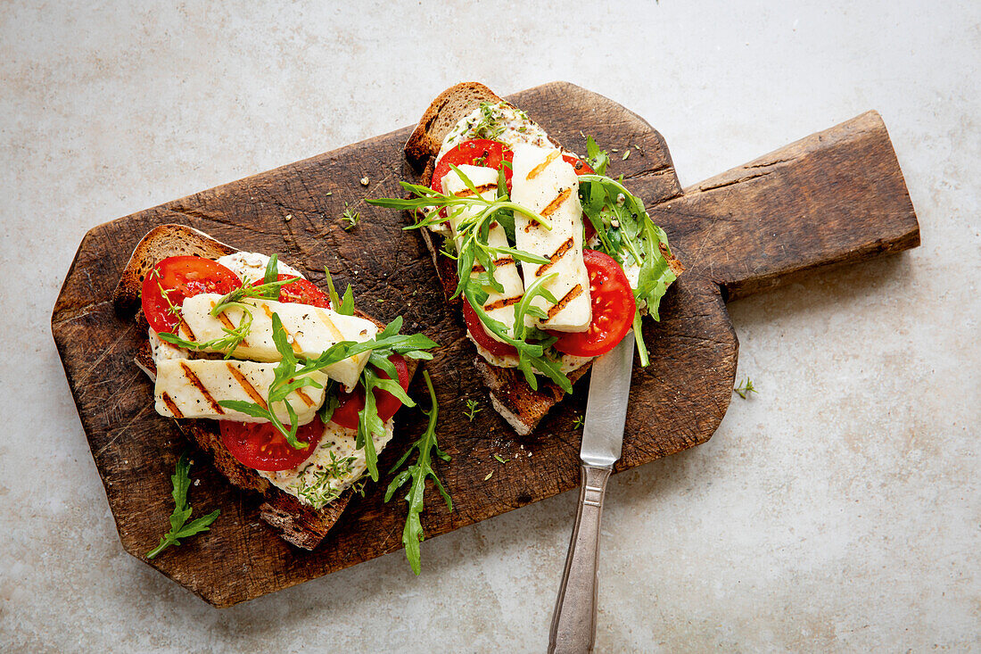 Röstbrote mit Halloumi, Tomaten und Rucola