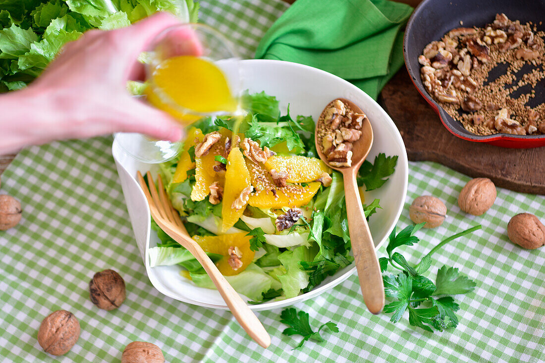 Endiviensalat mit Orangen und Walnüssen