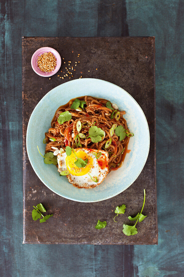 Sesam-Knoblauch-Ramen mit Spiegelei