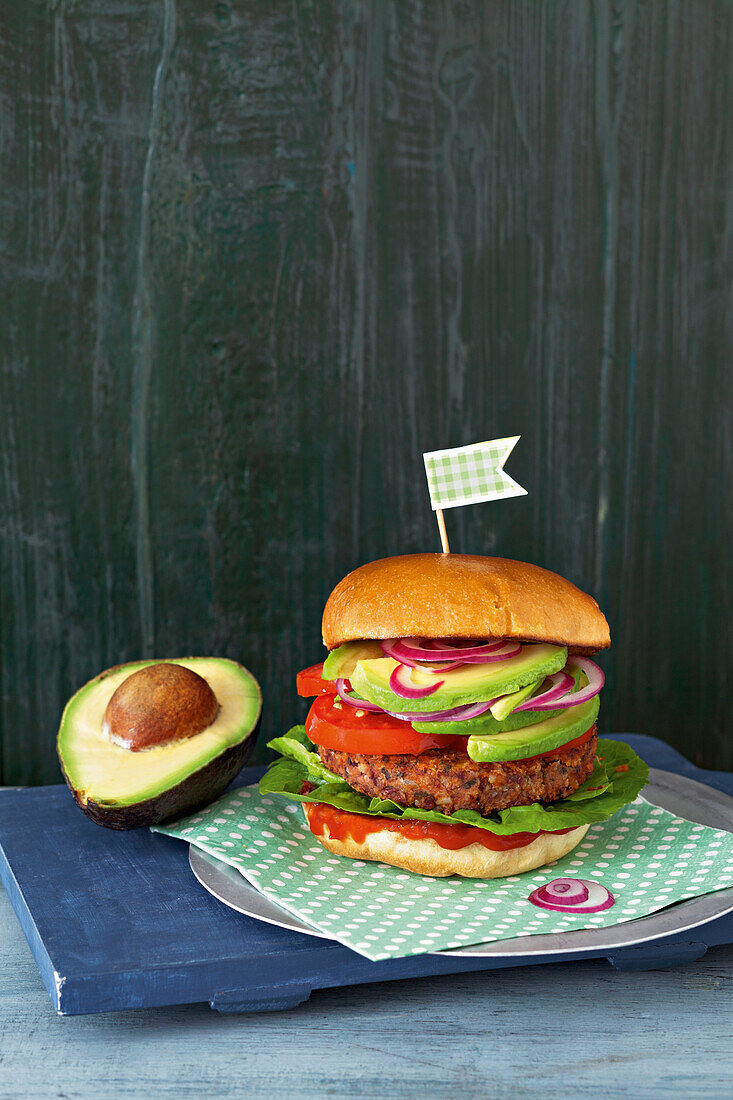 Chili-Bohnen-Burger mit Avocado und roten Zwiebeln