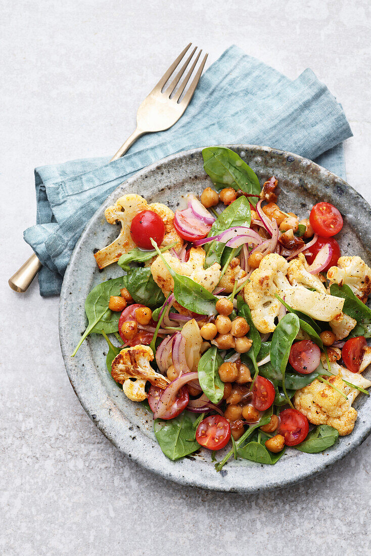 Oriental cauliflower salad with chickpeas and spinach