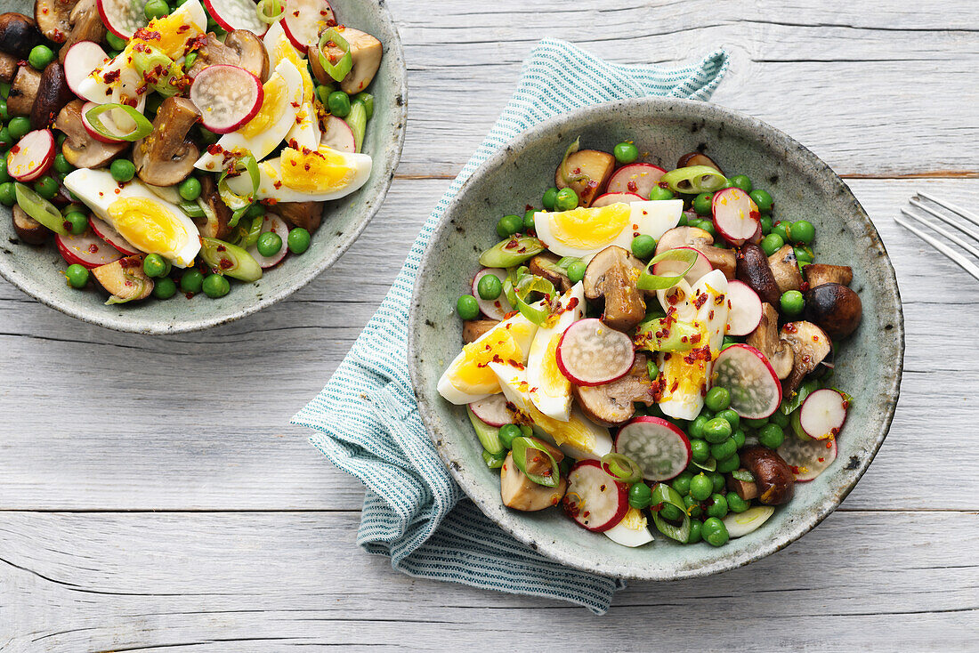 Erbsen-Pilz-Salat mit Radieschen und Eiern