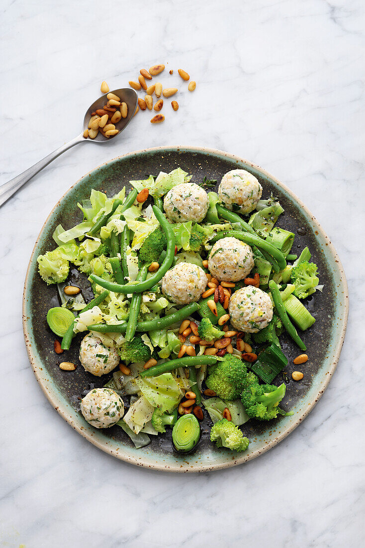 Gemüsesalat mit Quarkbällchen und Pinienkernen