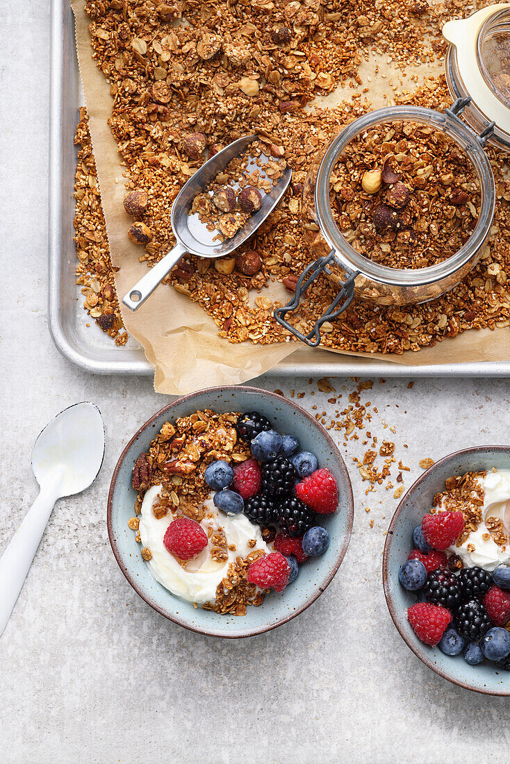 Yoghurt with berries and granola