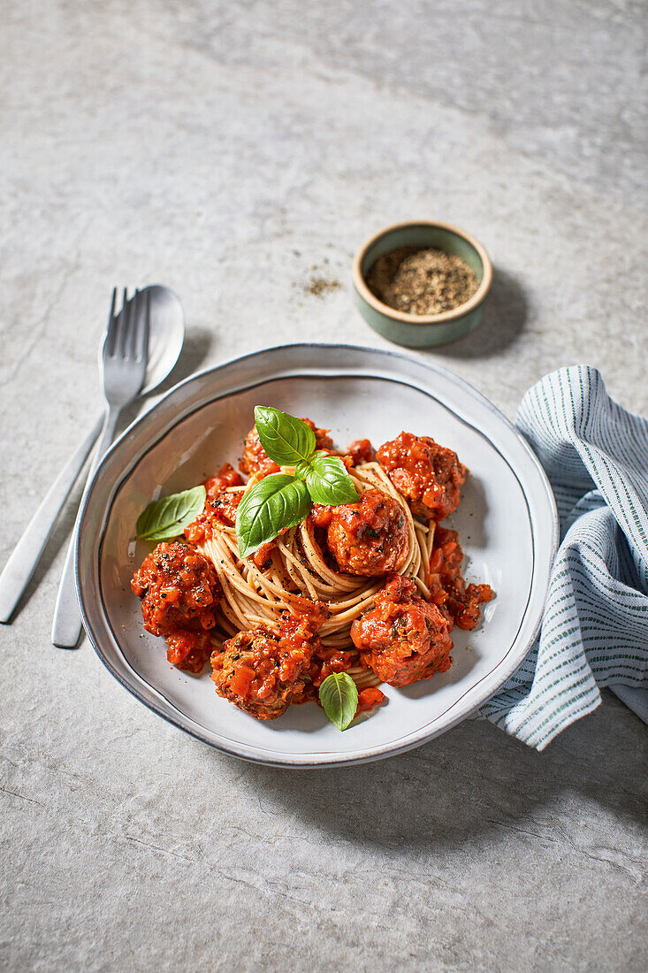 Vegane Hackbällchen mit Spaghetti in Tomatensauce