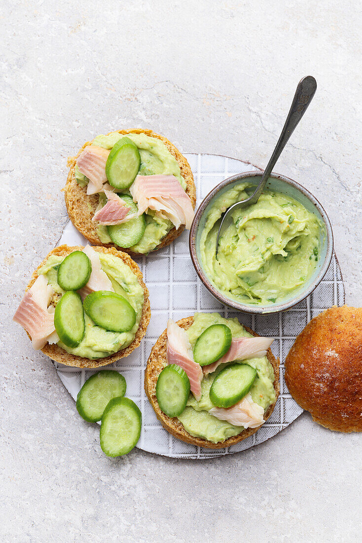 Vollkornbrötchen mit Avocadocreme, Räucherfisch und Gurke