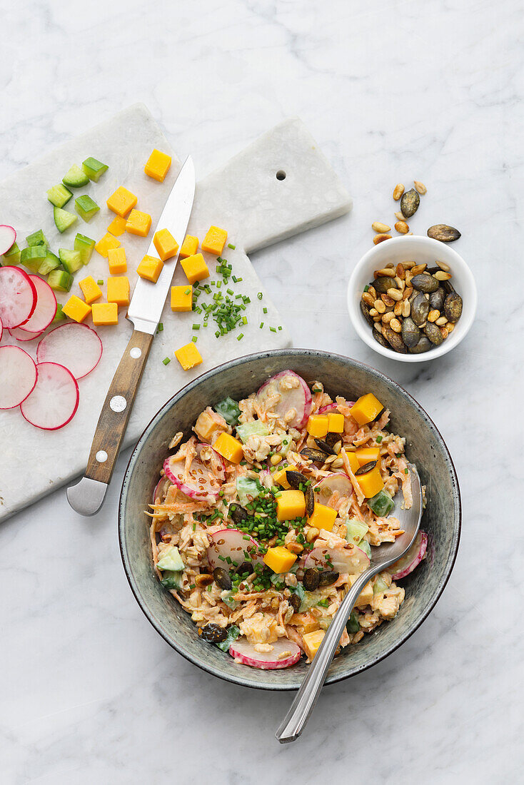 Haferflockensalat mit Gemüse, Käse und Samen