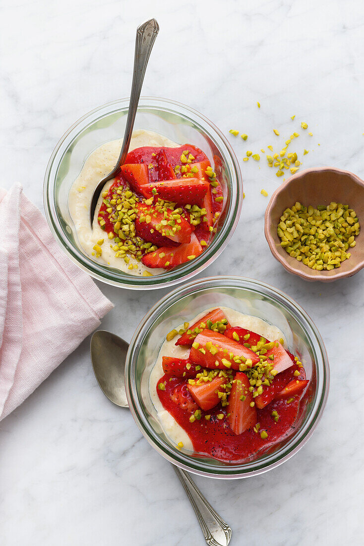 Panna Cotta mit Erdbeeren und Pistazien