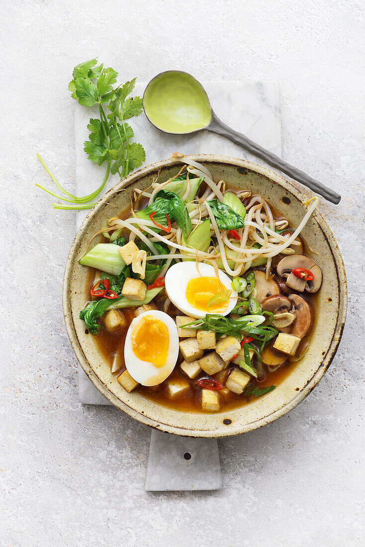 Ramen mit gekochtem Ei, Tofu und Sprossen