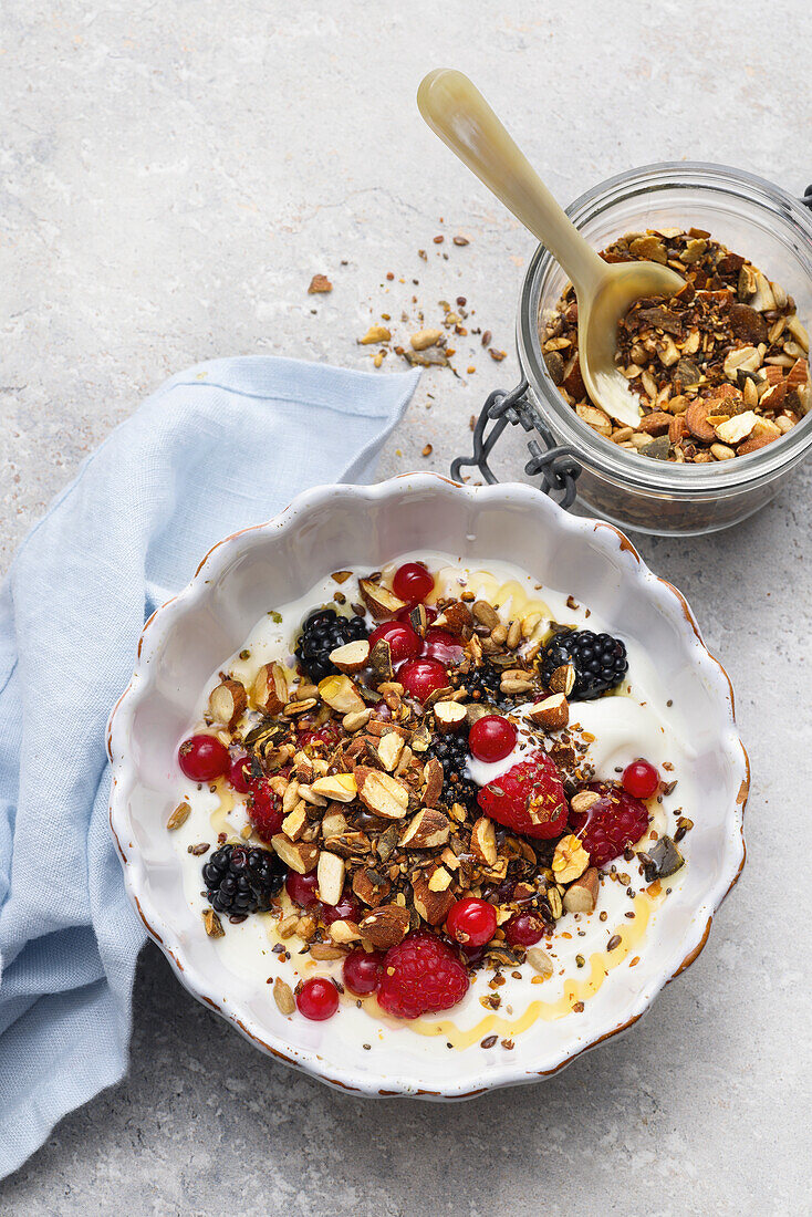 Joghurt mit Nuss-Granola und frischen Beeren