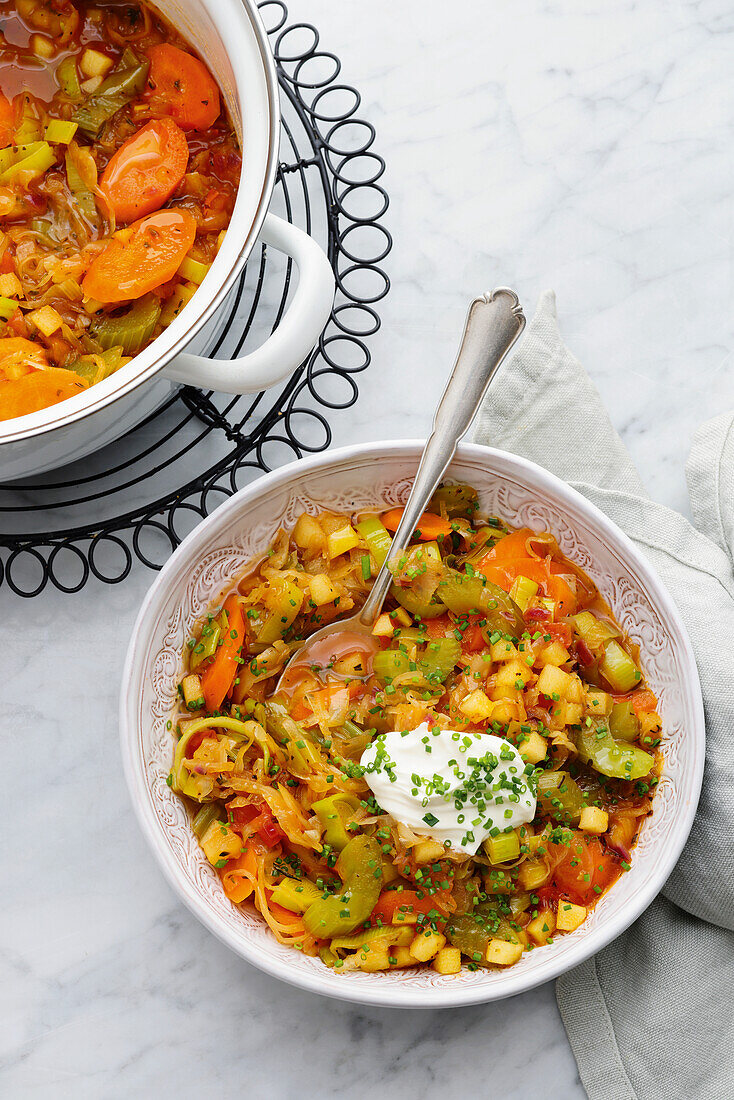 Sauerkraut-Gemüseeintopf mit Aprikosen