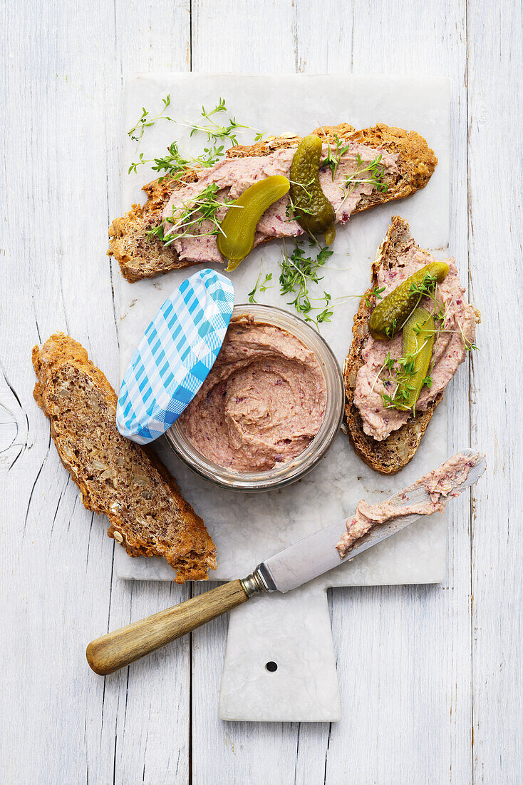 Leberpastete auf Brot mit Gewürzgurken