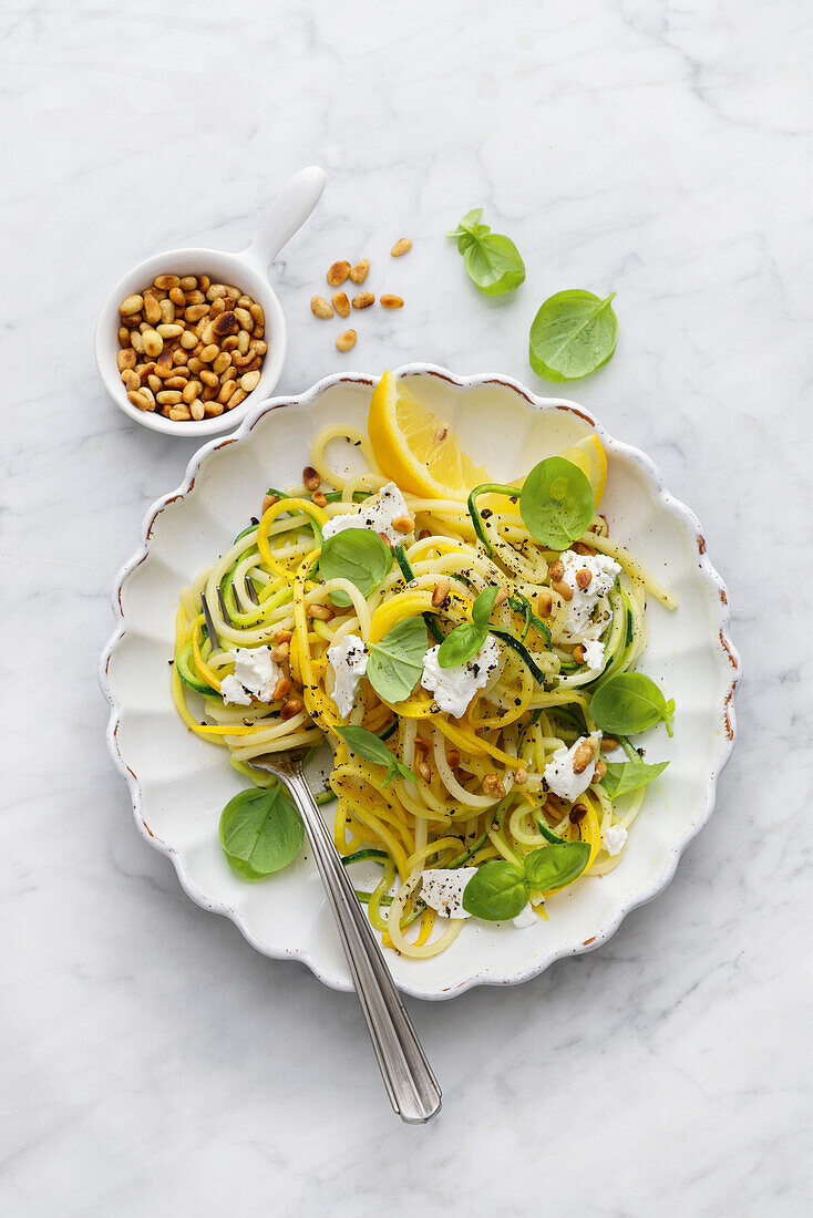 Zucchini-Spaghetti mit Ricotta und Pinienkernen