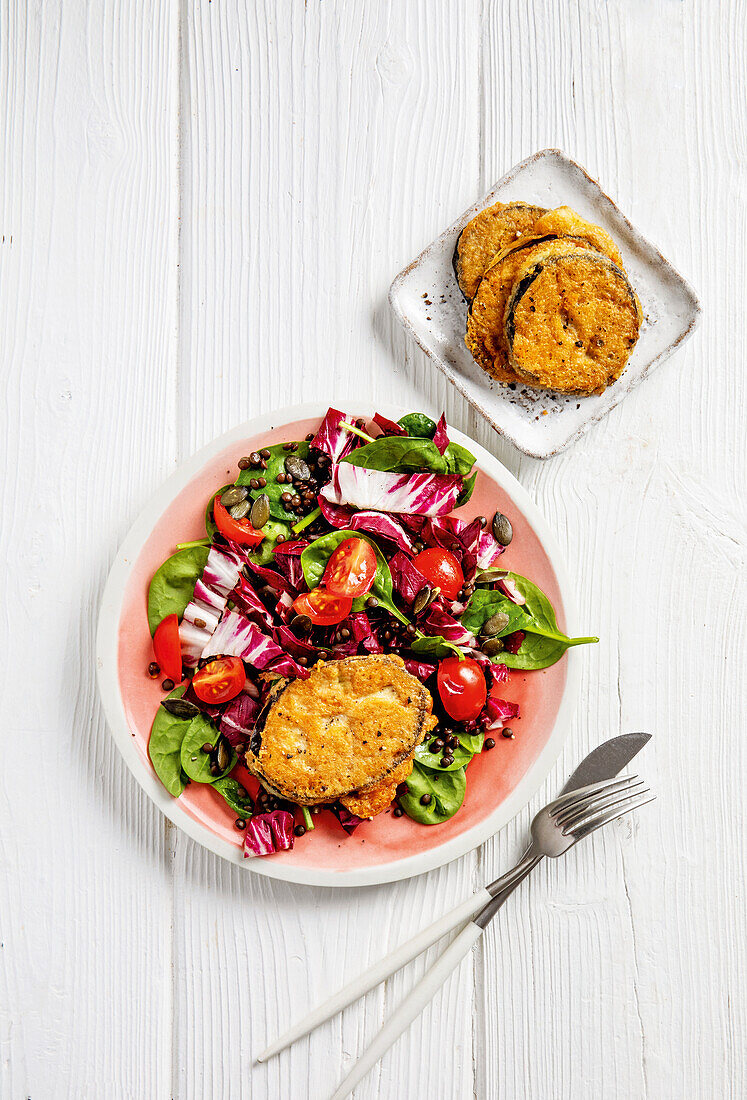 Beluga-Linsensalat mit panierten Auberginenscheiben