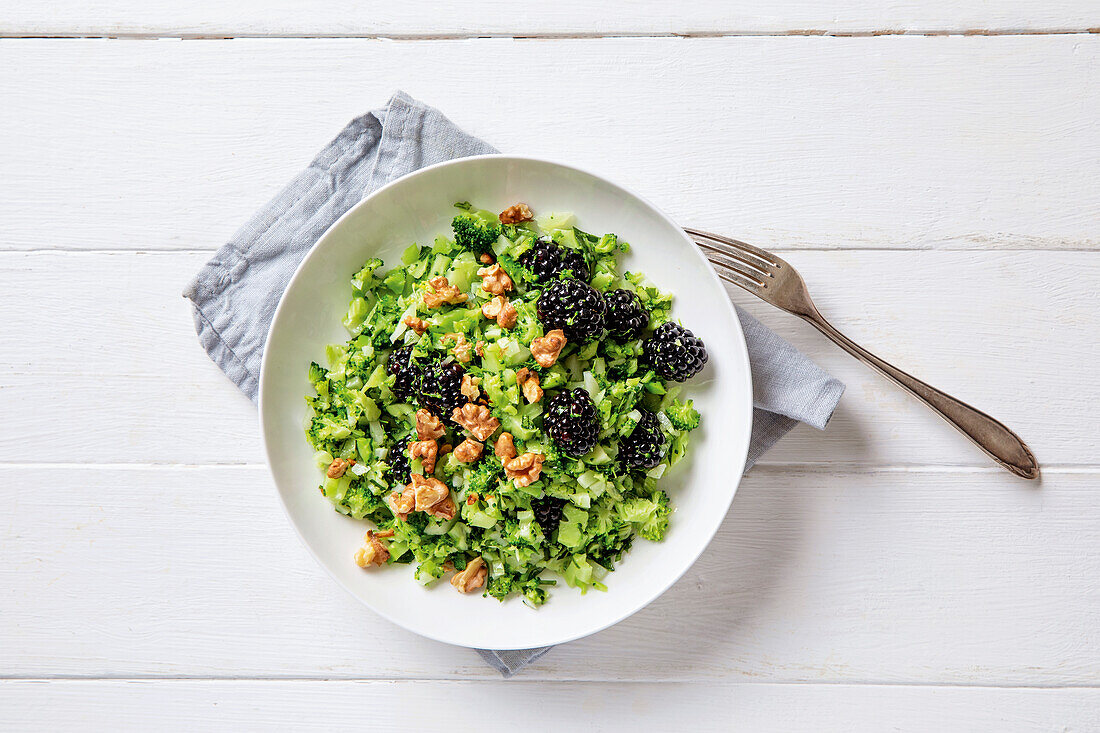 Brokkolisalat mit Brombeeren und Walnüssen