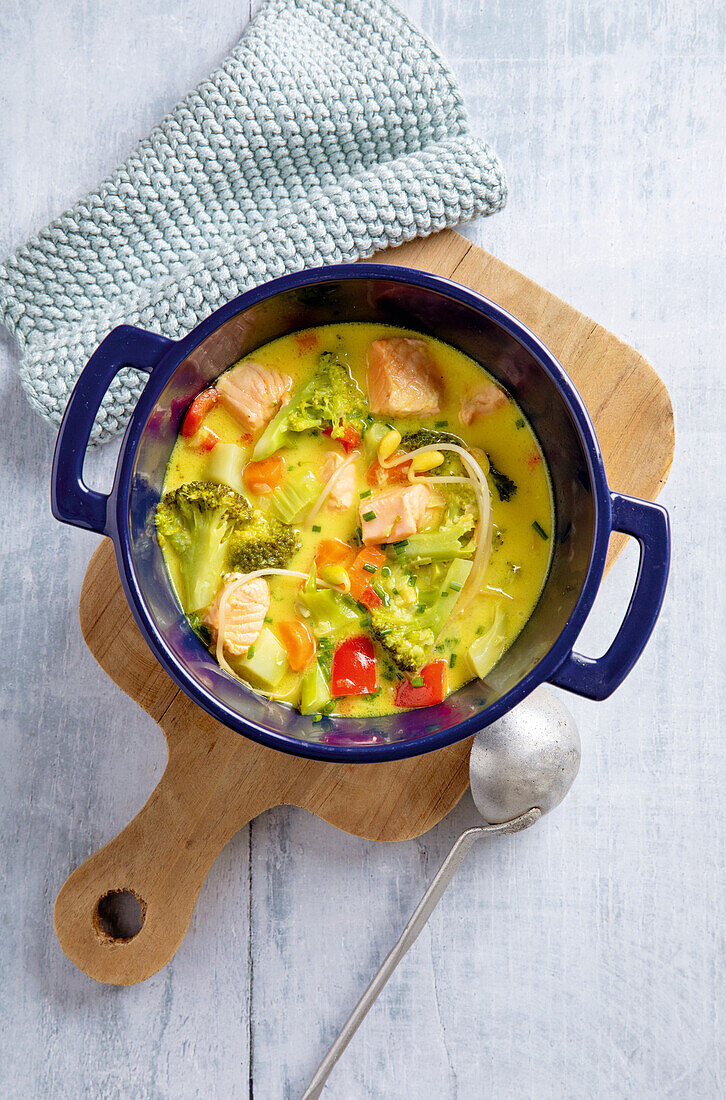 Curry-Gemüsesuppe mit Lachs und Brokkoli