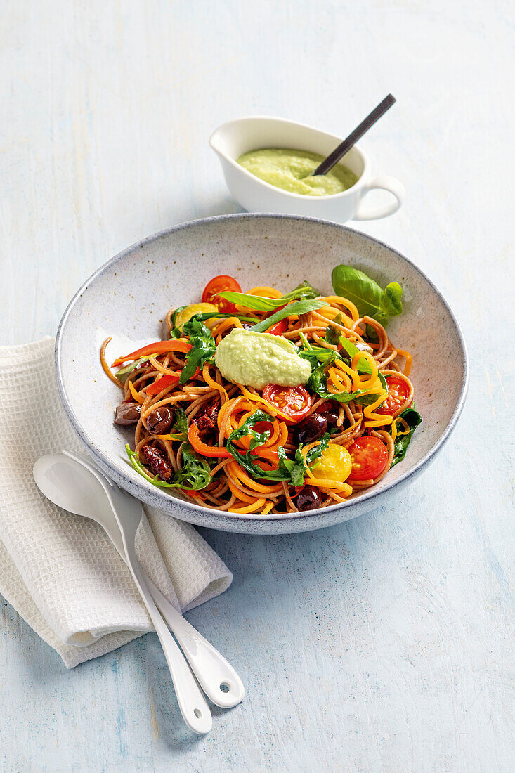 Gemüse-Rucola-Pasta mit Avocado-Sauce