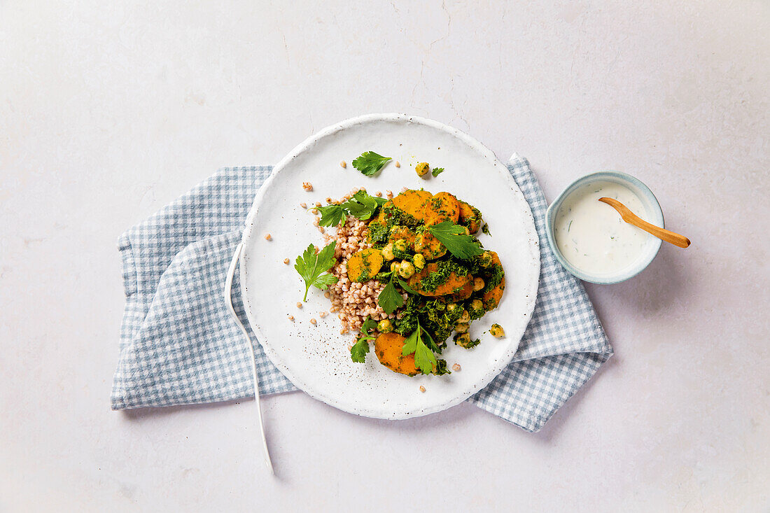 Buckwheat and pumpkin pan with kale and yoghurt dressing