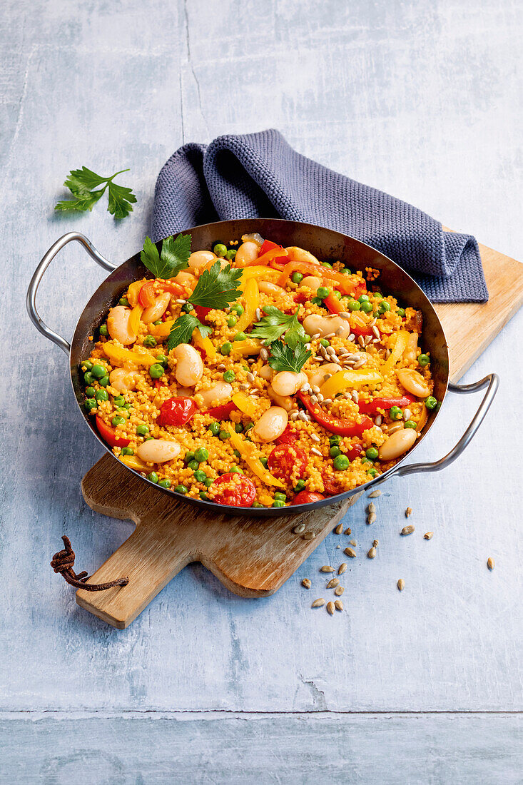 Hirse-Paella mit Bohnen und Paprika