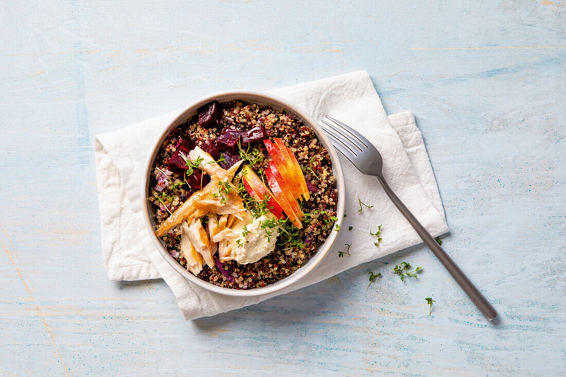 Quinoa-Bowl mit Gemüse und Kresse