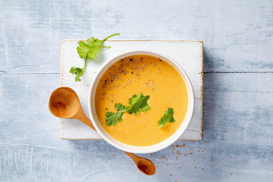 Rote Linsen-Kokossuppe mit Koriander