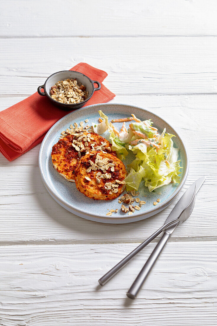 Sellerieschnitzel mit Salat und Haferflocken