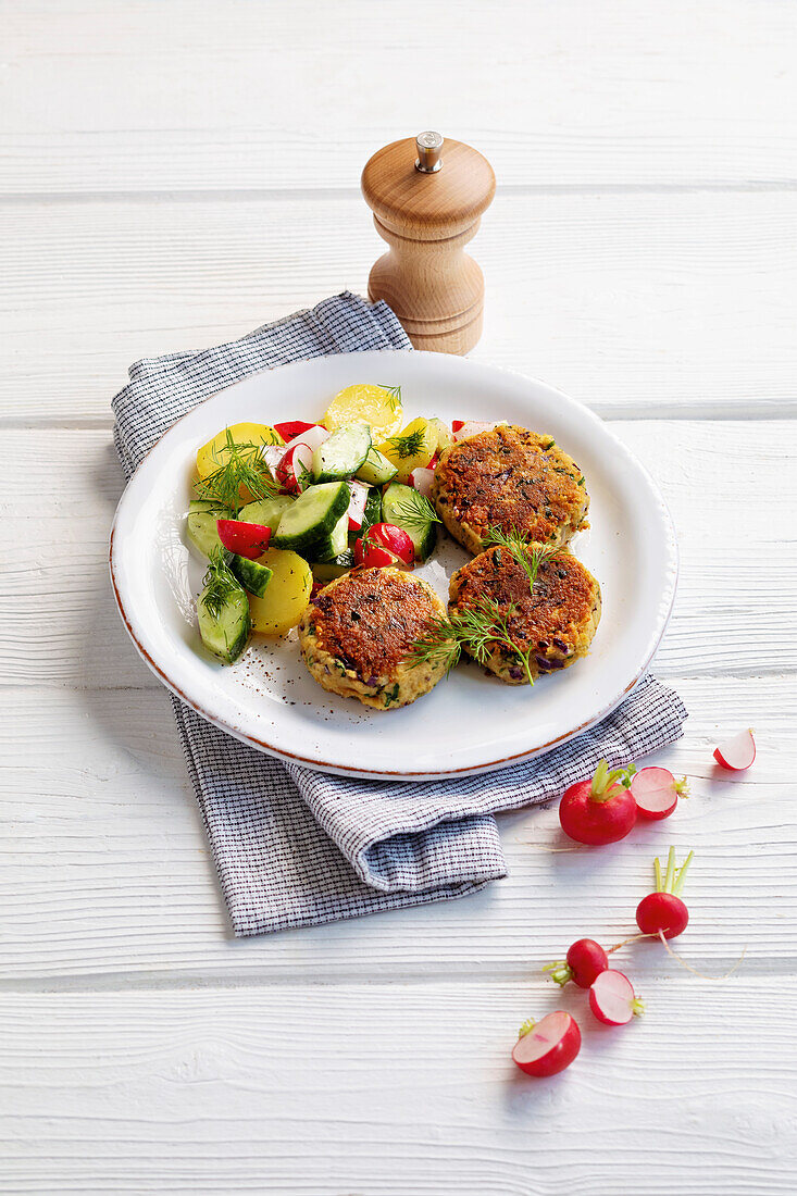 Tempeh-Frikadellen mit Sommersalat