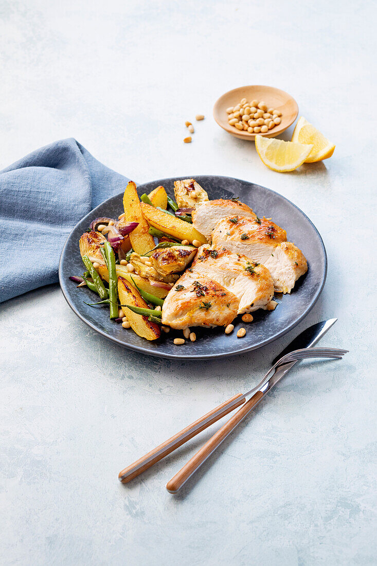 Zitronenhähnchen mit Ofenkartoffeln und grünen Bohnen