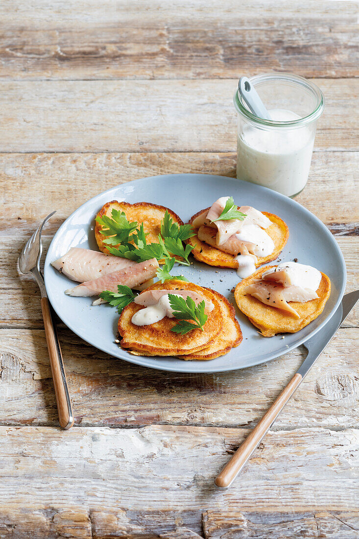 Möhren-Pancakes mit Räucherfisch und Meerrettichsauce