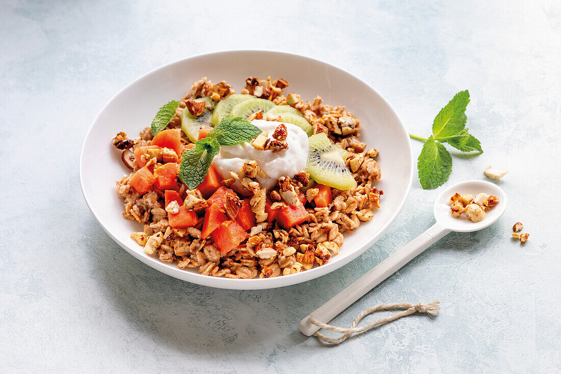 Knuspermüsli mit Joghurt, Kiwi und Papaya