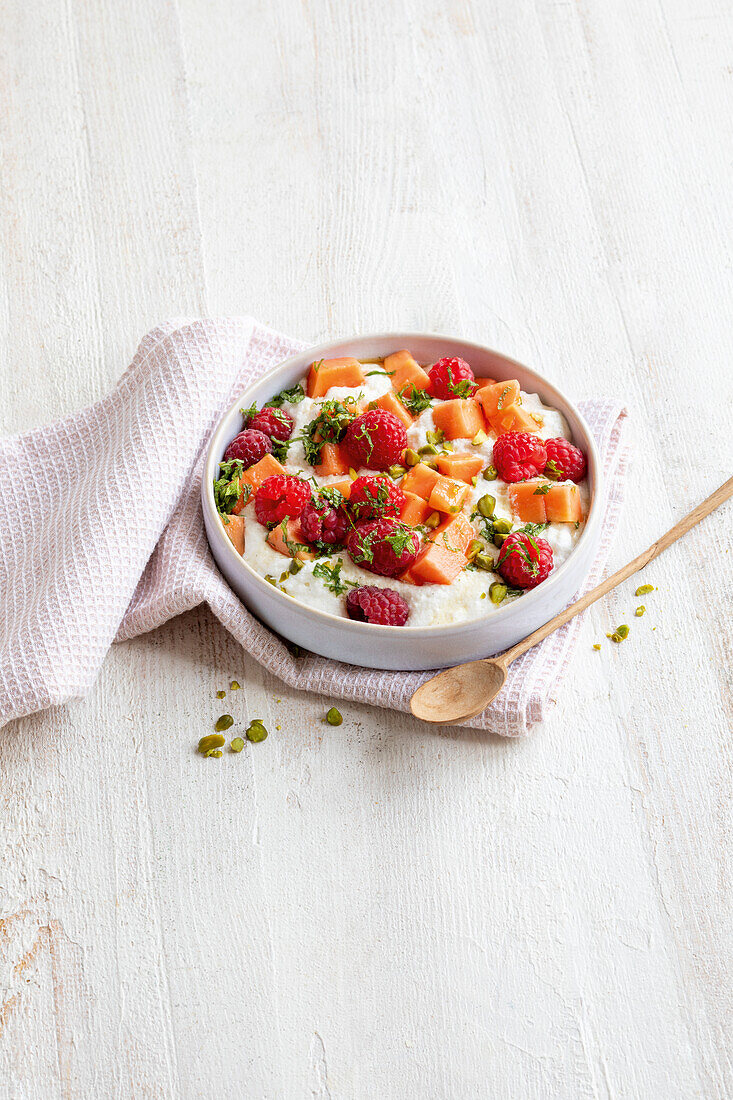 Quark mit Papaya, Himbeeren und Pistazien