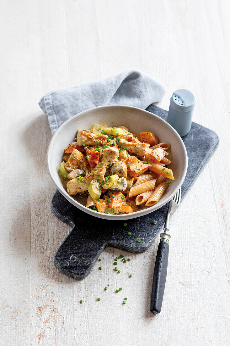 Putengeschnetzeltes mit Gemüse und Penne